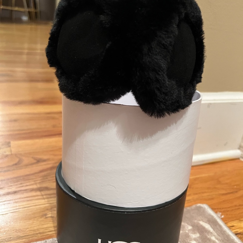 UGG Single Center Strap Earmuff Real Fur Sheepskin NWT - Picture 4 of 9